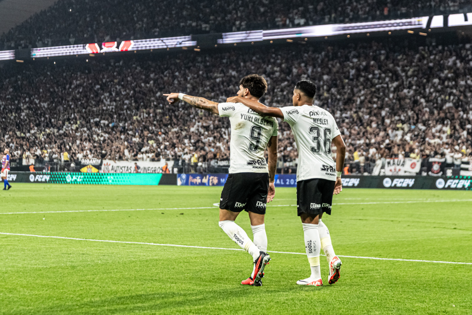 torcida do Corinthians pede trio de ataque com Romero titular