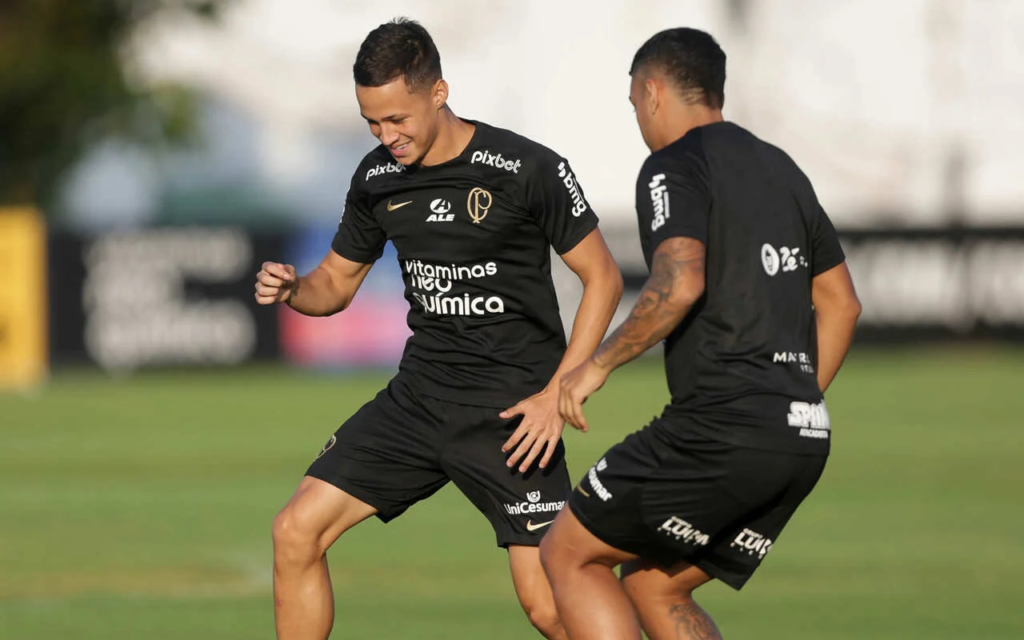 Meia do Corinthians sofre fratura na mão em treino